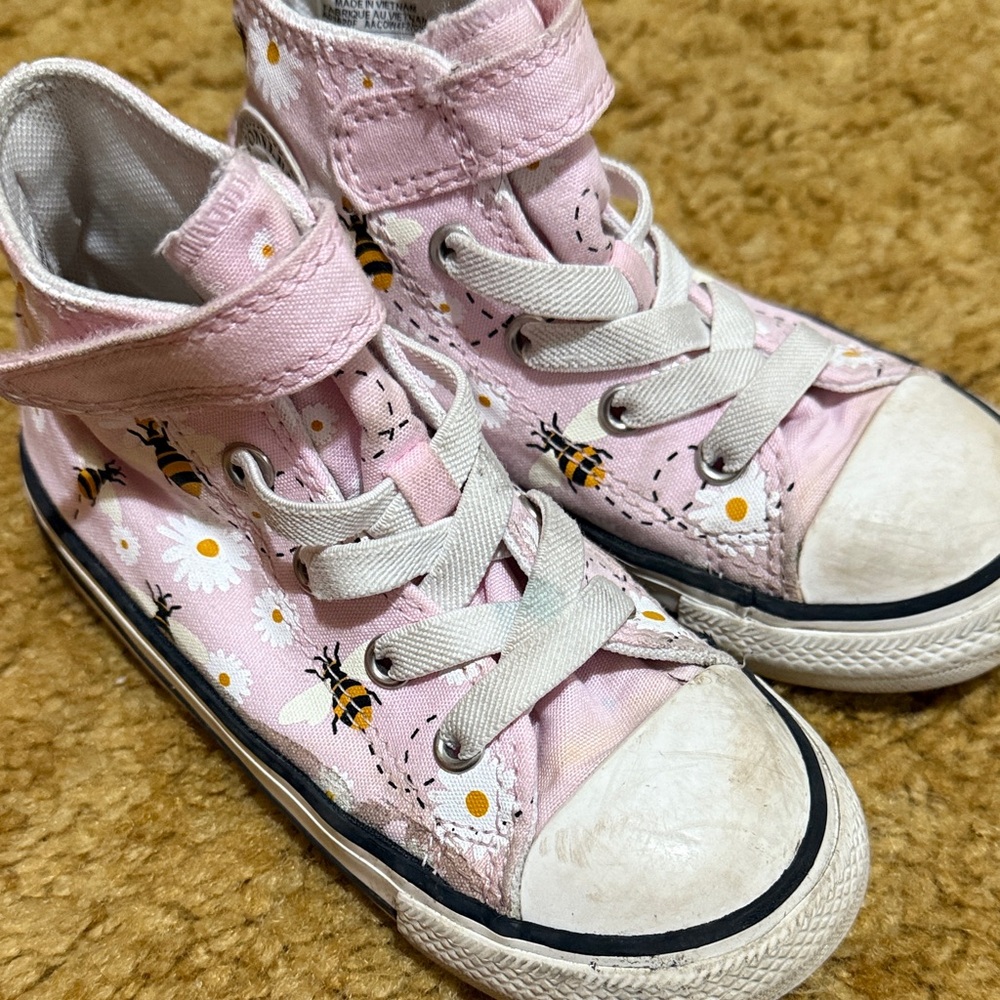 9 toddler Pink Kids Shoes with Bee and Daisy Design